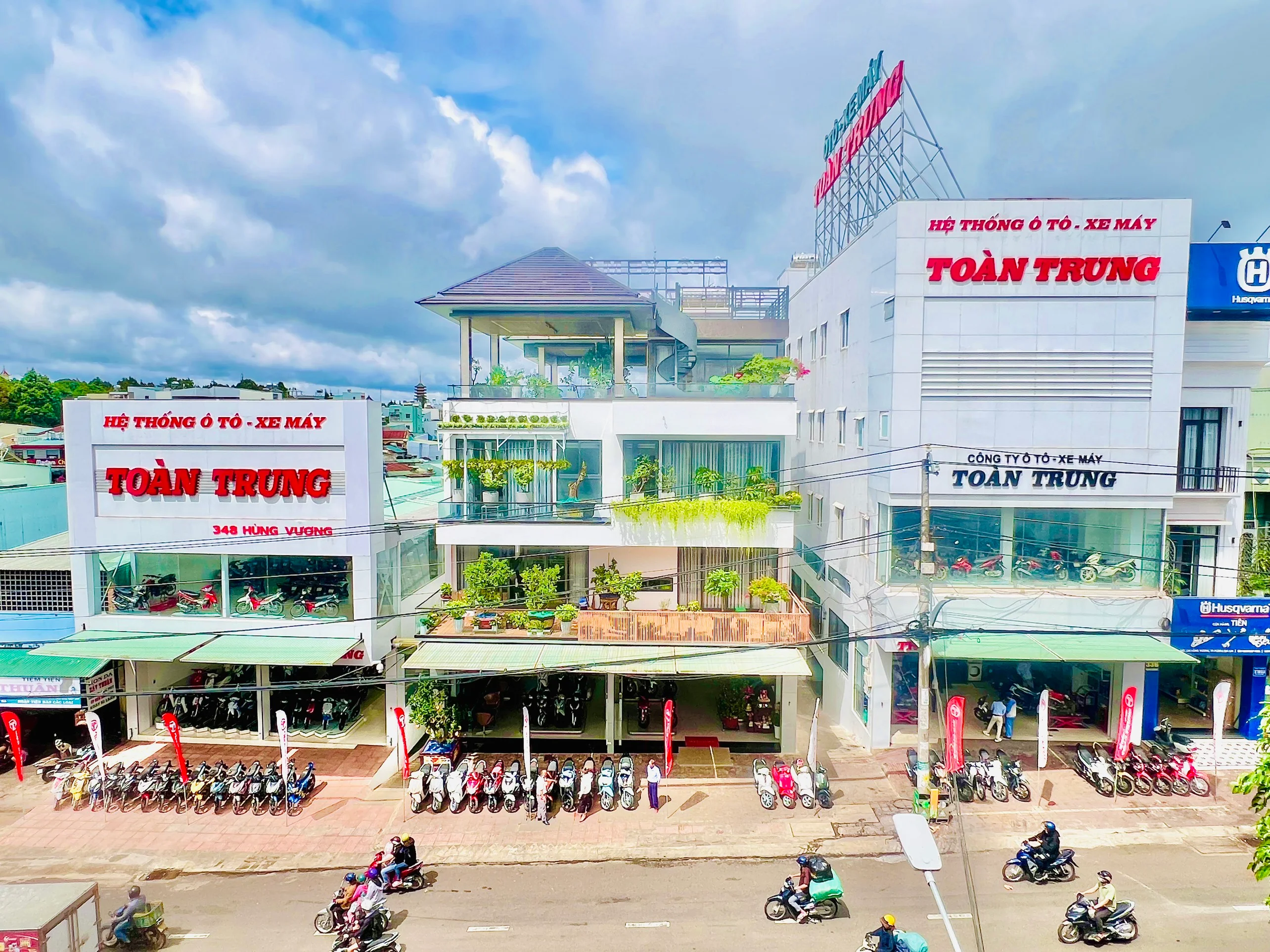 Cửa hàng đầu tiên đi vào hoạt động